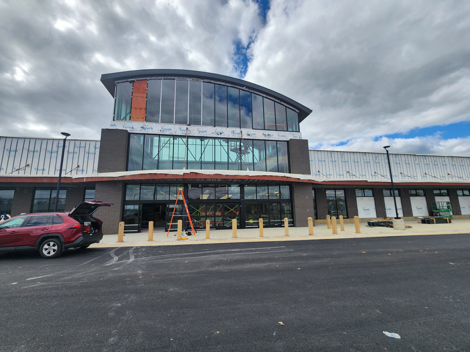 Weis Markets curtain wall installed by CBE Glass
